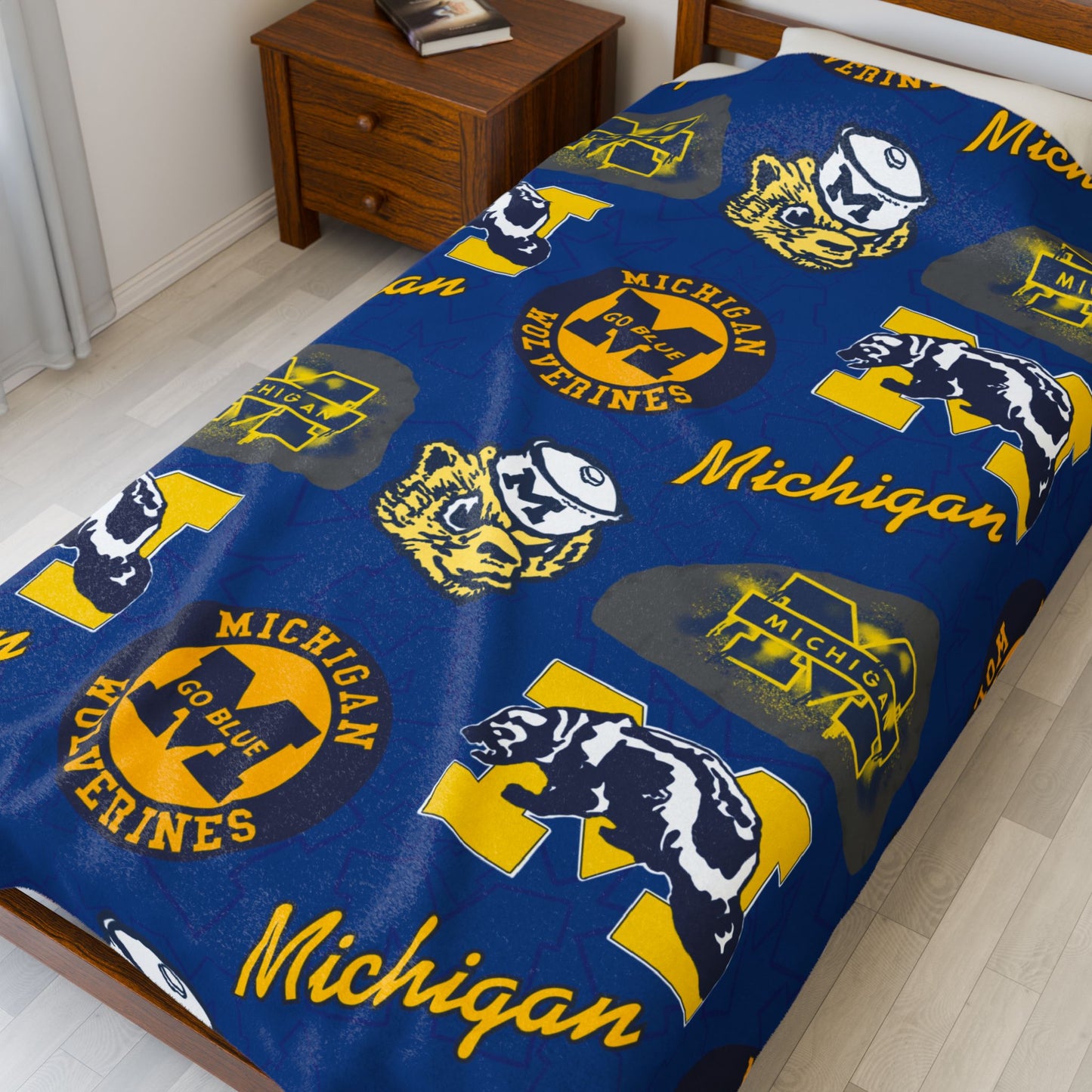 Michigan Wolverines Plush Blanket, Soft Plush Sherpa Throw for Fans, Cozy Gift for Sports Lovers, Great for Game Day, Warm Home Decor